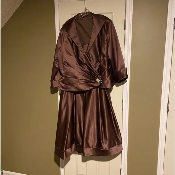 green emerald velvet dress Tea-Length Mother of The Bride Sheath Dress with Beaded Jacket main image 0